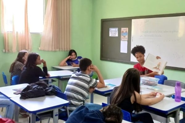 foto colorida de sala de aula com professora e estudantes escolas - Metrópoles