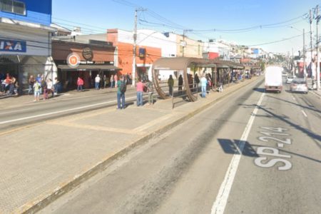 Foto colorida mostra parada de ônibus na Estrada do M'Boi Mirim