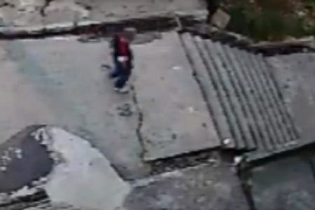 Imagem congelada de câmera de segurança mostra homem de blusa preta descendo escadaria - Metrópoles