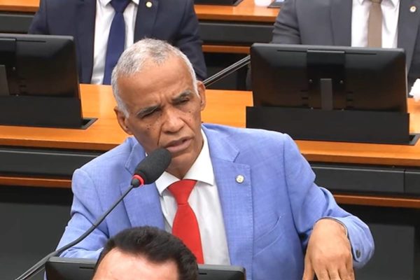 imagem colorida mostra pastor isidório com terno azul e gravata vermelha - Metrópoles