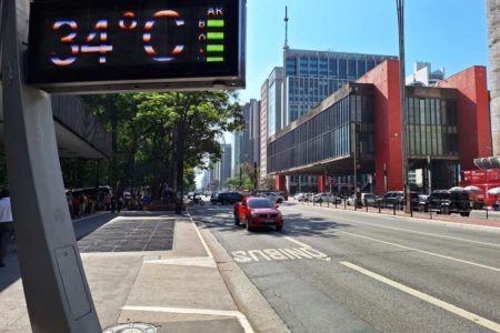 na foto colorida, tarde de sol em SP; termômetro marca 34 graus na Avenida Paulista - Metrópoles