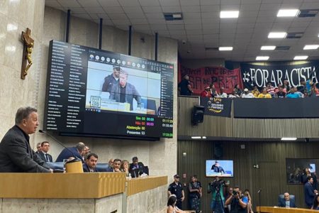 Imagem colorida mostra vereador falando em púlpito do plenário da Câmara de SP - Metrópoles