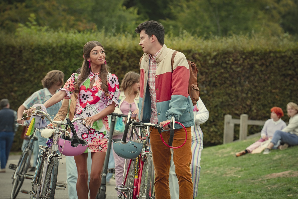 Foto colorida. Imagem mostra dois adolescentes, um homem e uma mulher , ambos branoos segurando a bicicleta e conversando - Metrópoles