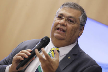 O ministro da Justiça Flávio Dino assina o Acordo de Cooperação do Projeto Estádio Seguro, em coletiva de imprensa, no Ministério da Justiça - metrópoles