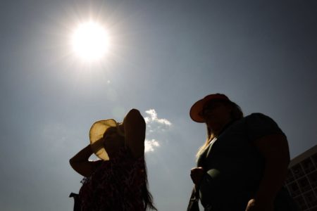 Pessoas se protejem do calor recorde em Brasília Df que chega a 34,6 - Metrópoles