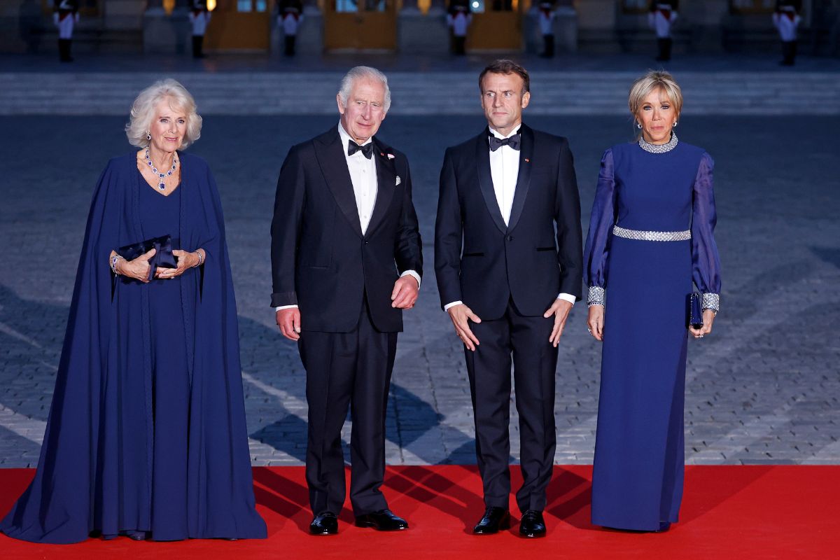 Rei Charles III com a esposa Camila, e o presidente da frança