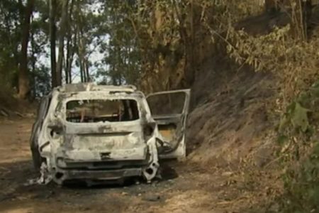 Imagem colorida mostra um carro branco queimado parado em uma estrada de terra. Um homem teria sido encontrado carbonizado dentro do veículo - Metrópoles