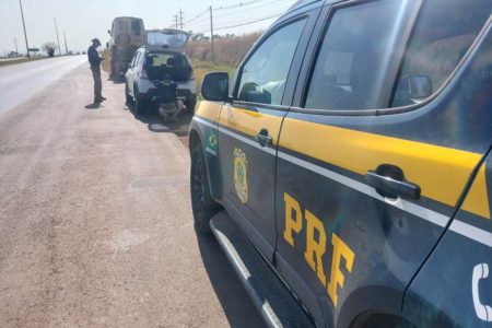 PRF apreende carro avaliado em R$31 mil em multas