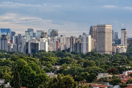 Imagem colorida mostra horizonte de prédios que forma a paisagem de São Paulo - Metrópoles