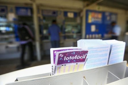 Foto colorida de Loterias Caixa, jogo da Lotofácil - Metrópoles