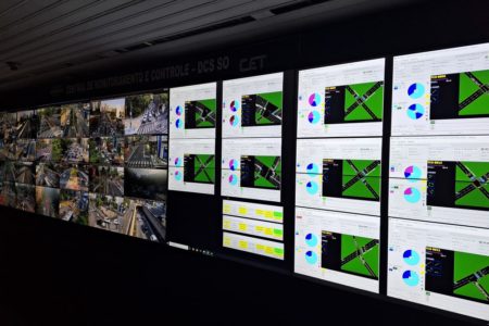 Imagem mostra telas em central de monitoramento de semáforos - Metrópoles