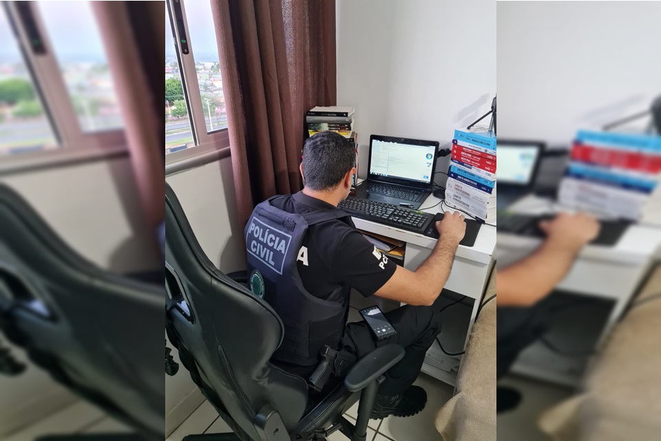 Homem sentado em frente a computador