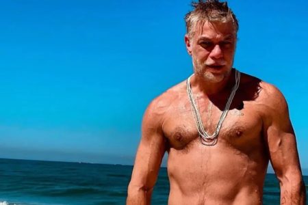 Fábio Assunção sem camisa na praia - Metrópoles