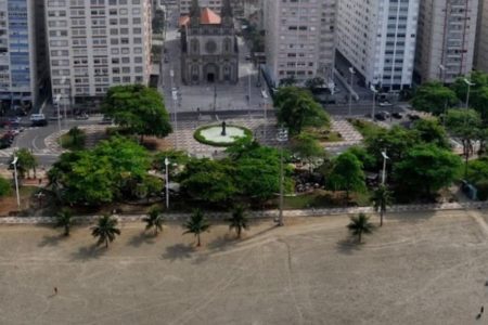 Imagem aérea mostra orla de praia, com faixa de areia e fila de prédios - Metrópoles