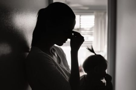 mãe e filha em foto preto e branco setembro amarelo maternidade