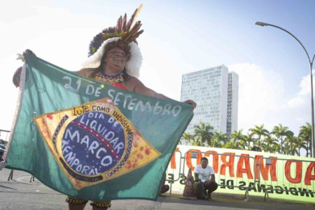 Indígena em frente ao Supremo Tribunal Federal STF durante a votação do Marco Temporal - Metrópoles