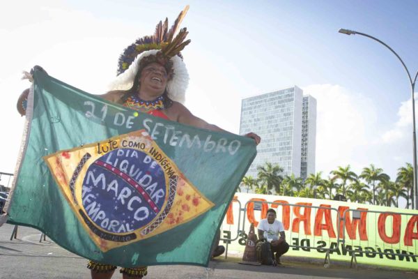 Indígena em frente ao Supremo Tribunal Federal STF durante a votação do Marco Temporal - Metrópoles