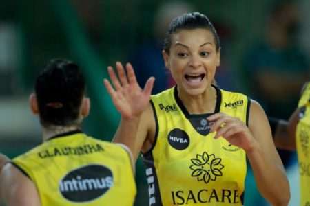 Foto colorida de Walewska, campeã olímpica pela seleção de vôlei - Metrópoles