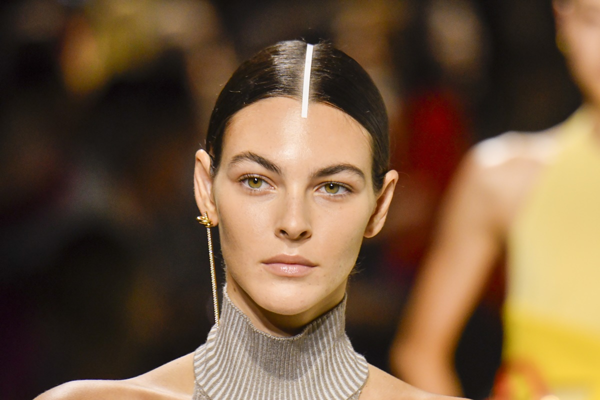 Foto colorida. imagem mostra o rosto da modelo. Ela é branca, olhos verdes, cabelos preto preso em coque - Metrópoles