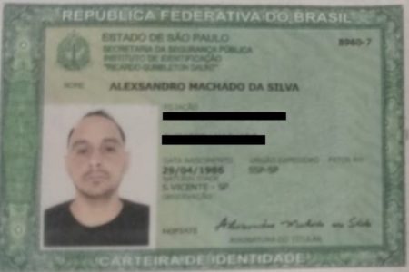 Imagem colorida de RG falso usado por Nariga, acusado de liderar esquemas do PCC. A foto é de um homem branco, calvo e de bigode