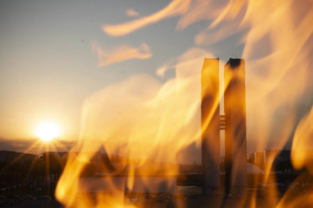 Fogo do Panteão, Congresso e sol no fim de tarde em Brasília - Metrópoles