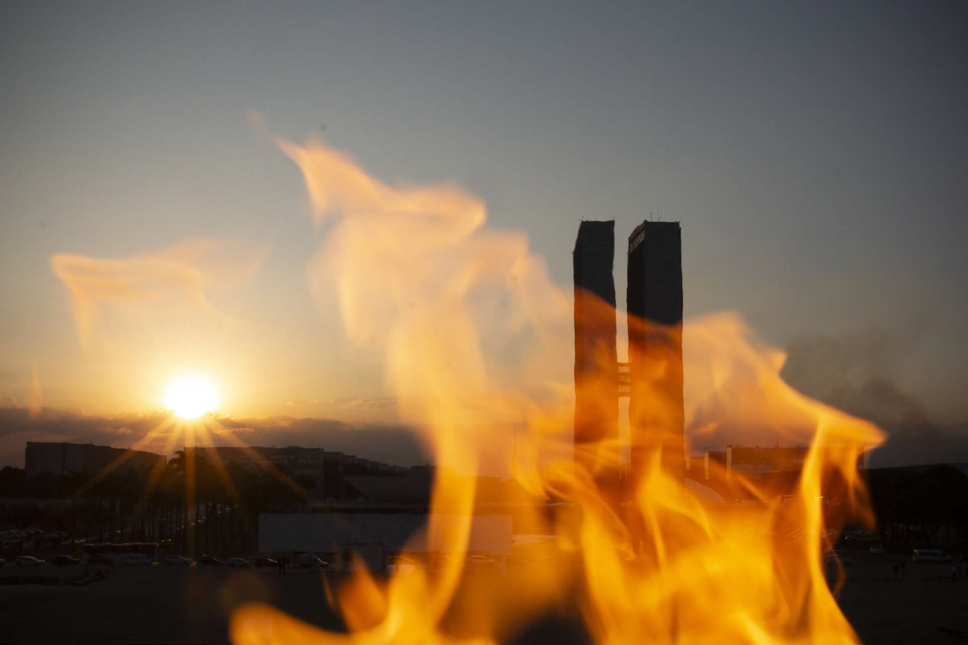 Fogo do Panteão, Congresso e sol no fim de tarde em Brasília - Metrópoles