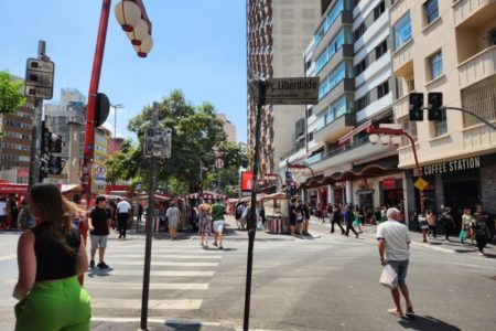 imagem colorida mostra pessoas andando em uma das ruas perto de praça da liberdade, no centro de são paulo - metrópoles