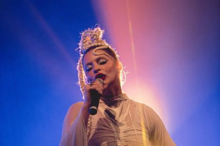 Natascha Falcão em show - Metrópoles