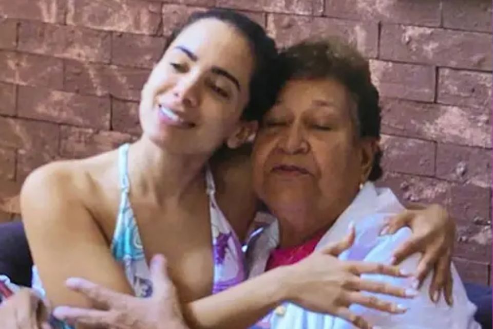 Foto colorida Anitta e Maria Ilza, fã idosa - Metrópoles