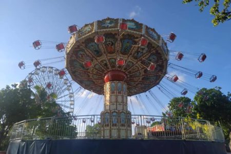 Imagem colorida mostra brinquedo em parque de diversões, em que mulher caiu e ficou em estado grave - Metrópoles