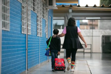 aluno e servidora escola integral - Metrópoles