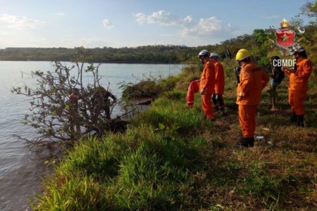 grupo de bombeiros no leito do lago