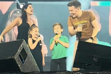 Thais Fersoza, Melinda, Teodoro e Michel Teló no palco - Metrópoles