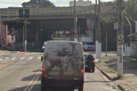 Foto colorida mostra Rua Paúva, no cruzamento com Ponte dos Remédios