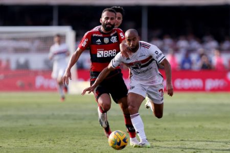 Imagem colorida dos jogadores de Flamengo e São Paulo - Metrópoles