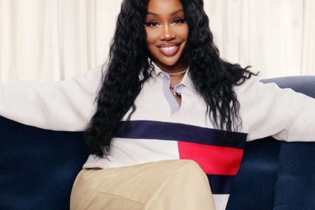 Cantora SZA em campanha da Tommy Hilfiger - Metrópoles