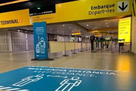 foto colorida mostra imagem interna do Aeroporto Internacional de Guarulhos, em SP - Metrópoles