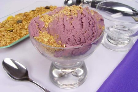 taça com sorvete de açai com granola