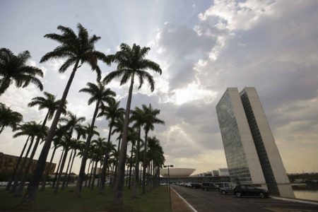 Nuvens encobrem o Congresso Nacional em período de muito calor no Brasil - Metrópoles