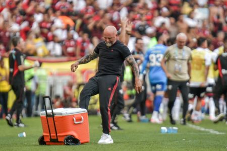 Foto colorida de Sampaoli, no Flamengo, com Dorival Jr. ao fundo - Metrópoles