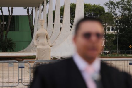 Fotografia colorida de protesto em frente ao prédio do STF, contra decisão de que julgamento de réus do 8 de janeiro fosse realizada em plenário virtual