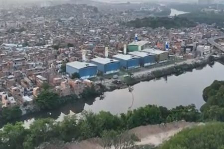 PF Imagem colorida das escolas do Complexo da Maré, no RJ traficantes - Metrópoles