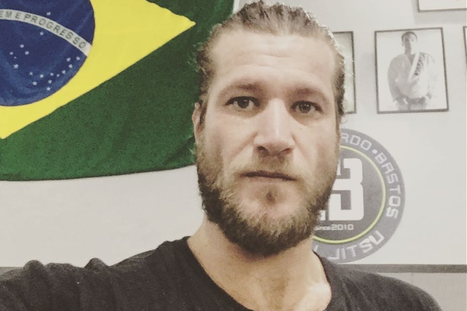 Diego Alemão posa com uma bandeira do Brasil ao fundo - Metrópoles