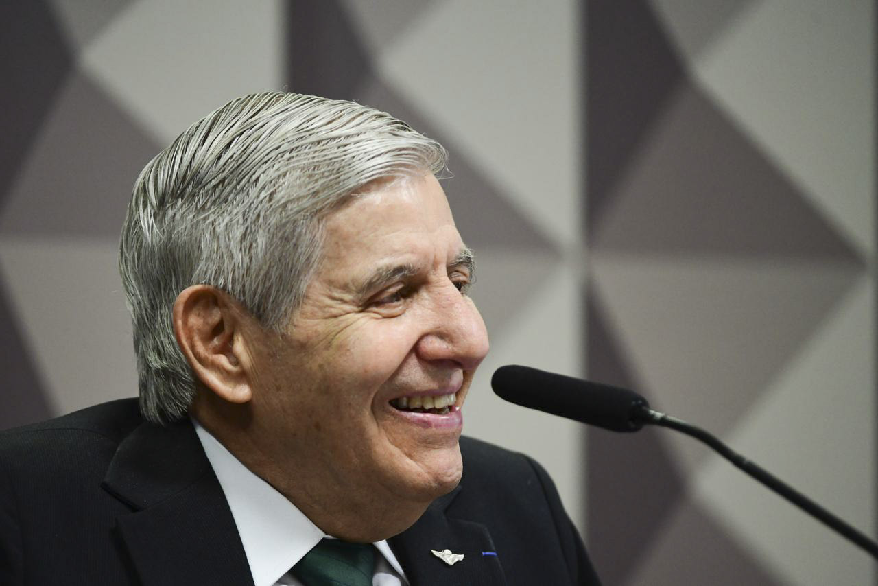 General Augusto Heleno, sorri durante depoimento na CPMI do 8 de Janeiro - Metrópoles
