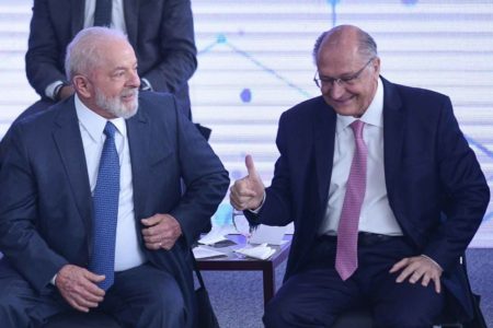 O presidente da República, Luiz Inácio Lula da Silva, o vice-presidente e ministro do Desenvolvimento, Indústria, Comércio e Serviços, Geraldo Alckmin apresentam as estratégias para fortalecimento do Complexo Econômico e Industrial da Saúde (CEIS) - metrópoles