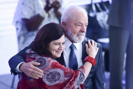 Presidente da República, Luiz Inácio Lula da Silva, recebe um abraço da ministra da Saúde, Nisia Trindade - Metrópoles