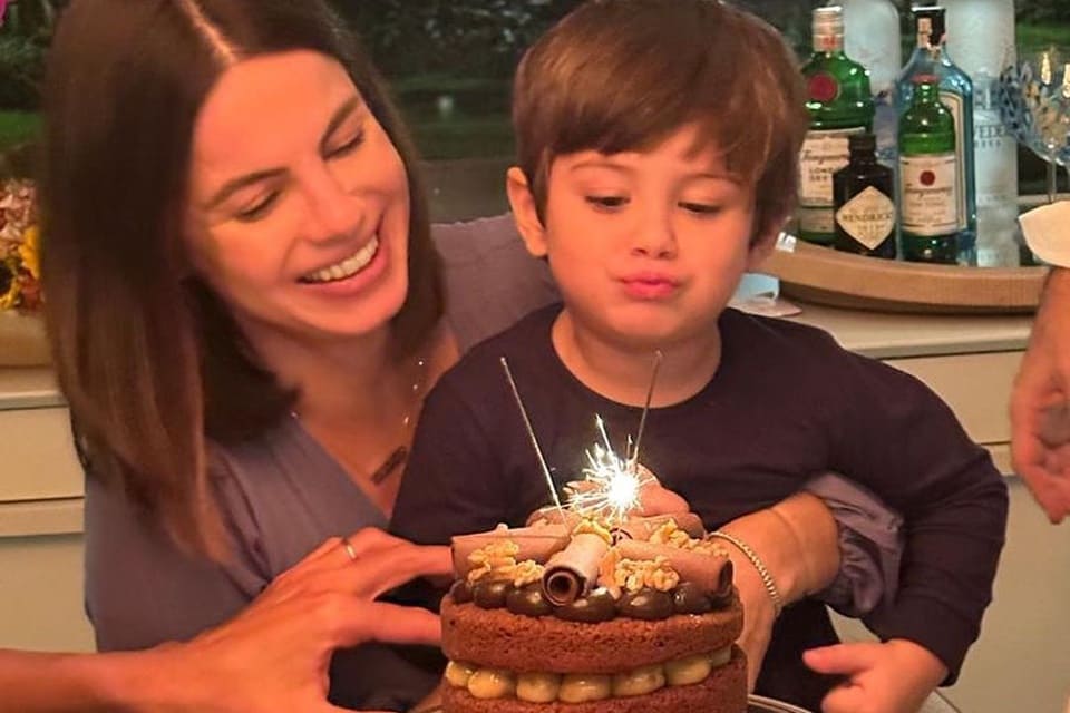 Sthefany Brito e o filho, Antonio Enrico comemoram mais um aniversário. Menino teve celulite ocular - Metrópoles