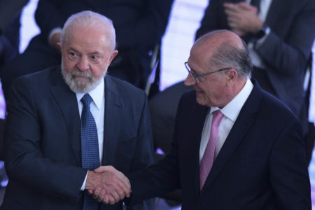 O presidente da República, Luiz Inácio Lula da Silva, cumprimenta o vice-presidente e ministro Geraldo Alckmin durante evento no palácio do planalto - metrópoles