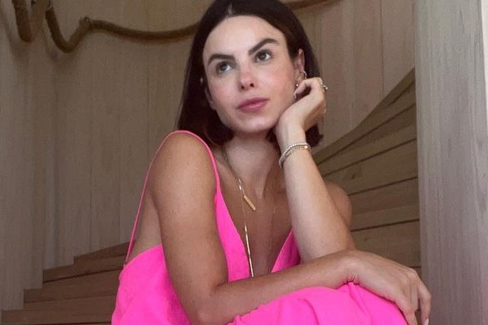 Sthefany Brito posa sentada em uma escada com um vestido rosa - Metrópoles