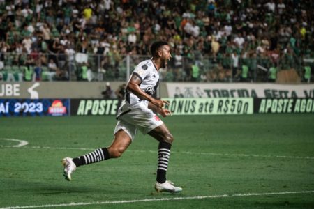 Jair comemorando gol pelo Vasco - Metrópoles